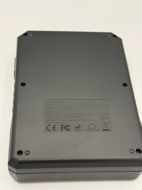 Dlyfull: Uniwersalna Ładowarka do Akumulatorków Li-ion/Ni-MH z Ekranem LCD