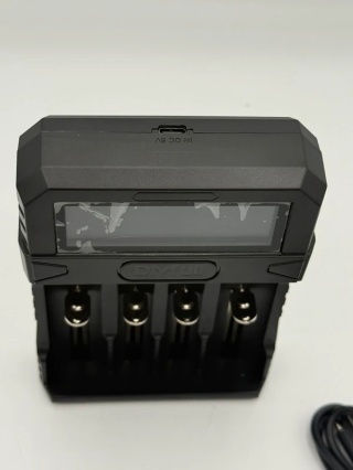 Dlyfull: Uniwersalna Ładowarka do Akumulatorków Li-ion/Ni-MH z Ekranem LCD