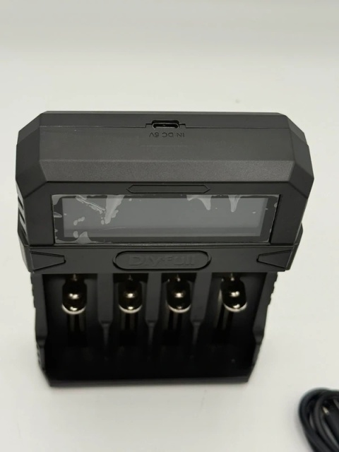 Dlyfull: Uniwersalna Ładowarka do Akumulatorków Li-ion/Ni-MH z Ekranem LCD