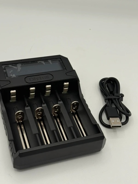 Dlyfull: Uniwersalna Ładowarka do Akumulatorków Li-ion/Ni-MH z Ekranem LCD