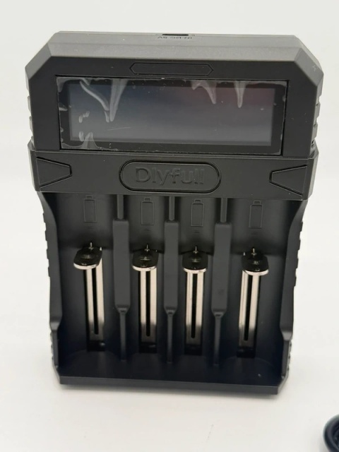 Dlyfull: Uniwersalna Ładowarka do Akumulatorków Li-ion/Ni-MH z Ekranem LCD