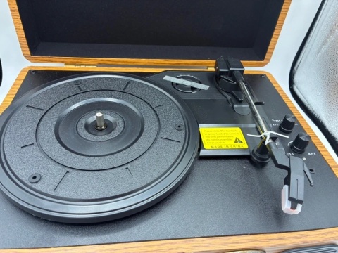 Igła na płytę, świat na wstrzymanie. Odpal winylową magię tam, gdzie chcesz