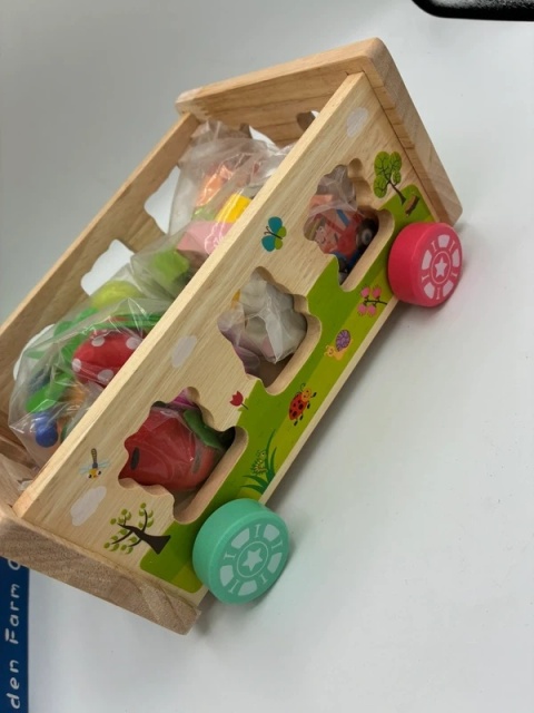 Drewniana Farma Edukacyjna 5w1 Knityit – Sorter Montessori: Warzywa i Zwierzęta!