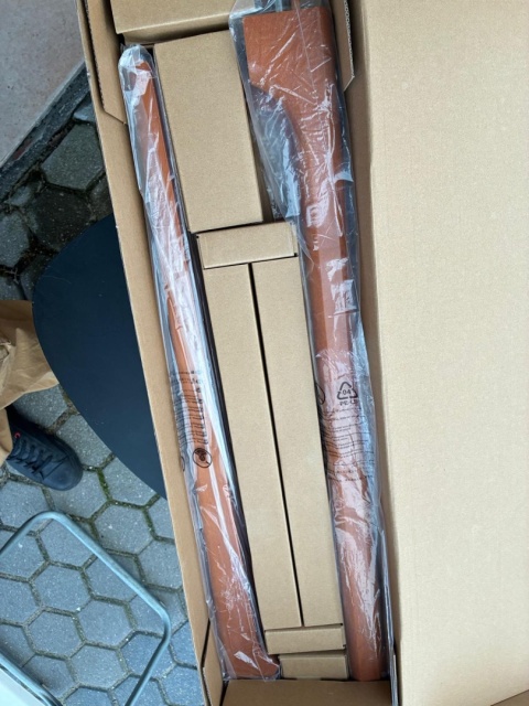 Designerski Stojak TV na drewnianym trójnogu – Loftowy styl!