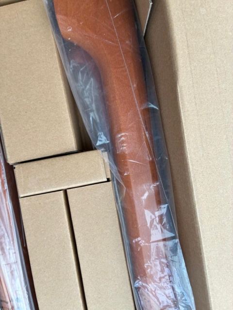 Designerski Stojak TV na drewnianym trójnogu – Loftowy styl!