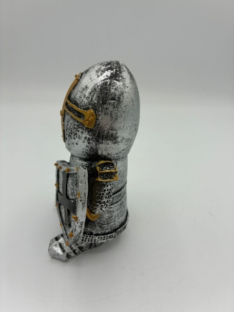 Figurka Rycerz Zakonny 15cm – Średniowieczny Wojownik z Tarczą