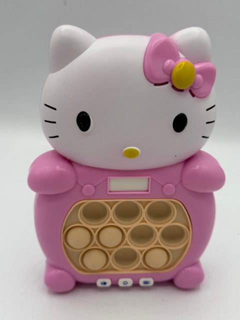 „Najsłodsza konsola w mieście! 🎀 Kto powiedział, że gry zręcznościowe muszą wyglądać nudno? Nasz kotek to idealne połączenie stylu i zabawy.