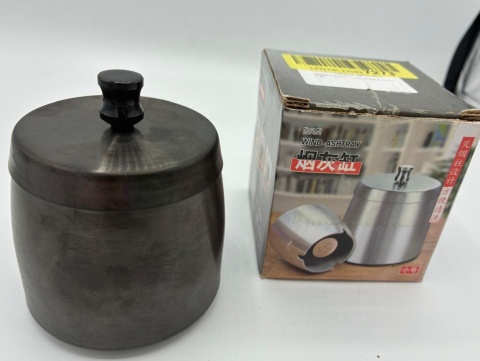 Metalowa Popielniczka z Pokrywką – Wiatroodporna – „Wind-Ashtray” Design