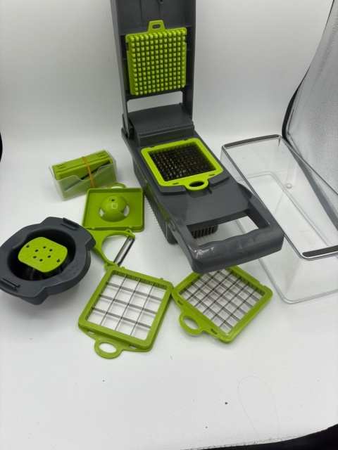 Wielofunkcyjna Krajalnica do Warzyw Veggie Slicer 16w1 – Sałatka w minutę!