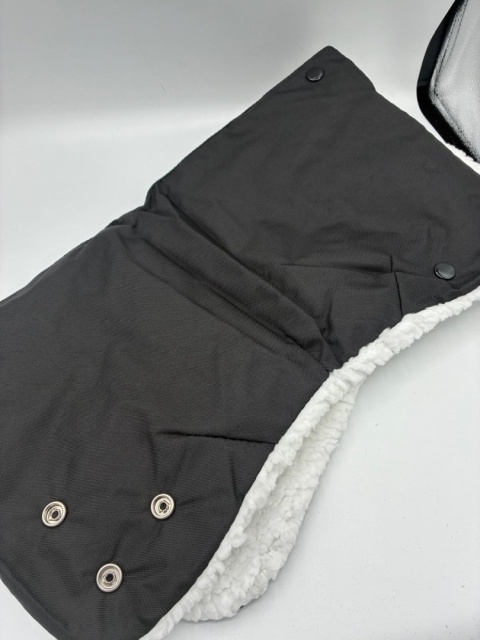 Wodoodporna mufka zimowa na rączkę wózka i sanek – czarny ocieplacz na dłonie