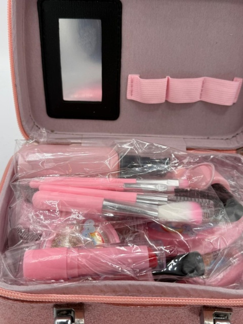 Totalny MUST-HAVE każdej małej ikony stylu. 💅 Brokatowy kuferek z jednorożcem pomieści wszystkie akcesoria do stworzenia looku na miarę prawdziwej gwiazdy. Idealny na prezent, który wywoła efekt 'WOW'!”   #MałaGwiazda #KuferekMarzeń #UnicornVibes